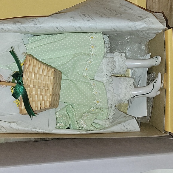 NWT Limited Edition Porcelain Romantic Flower Maidens "Daisy" 1990 - Picture 4 of 12